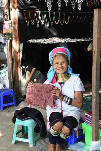 long necked lady weaving-AsiaPhotoStock