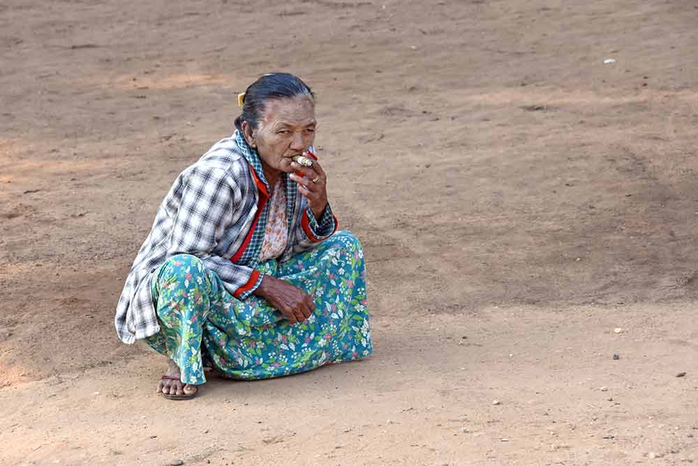 smoking cheroot bagan-AsiaPhotoStock