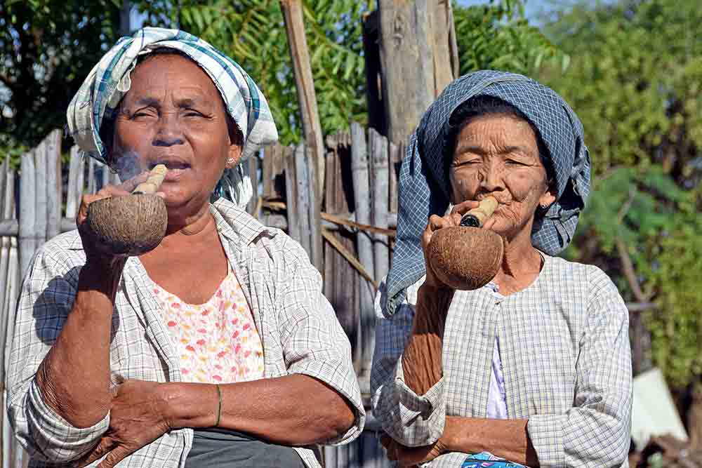 smoking in minnanthu-AsiaPhotoStock