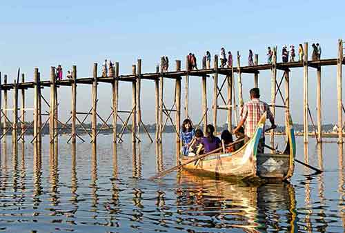 boat ride u bein bridge-AsiaPhotoStock