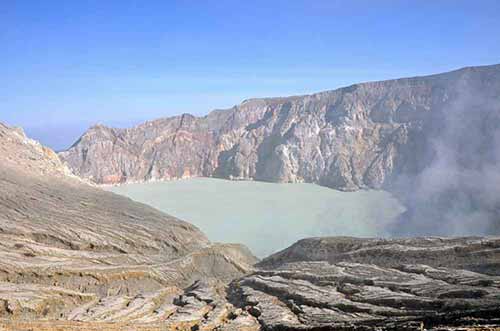 acidic lake-AsiaPhotoStock