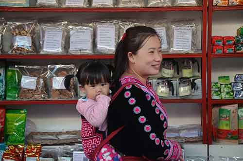 mum with backpack-AsiaPhotoStock