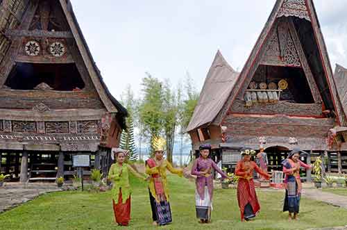 balige dancers-AsiaPhotoStock