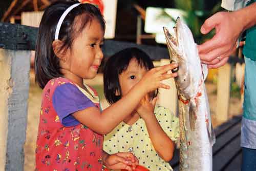 girls with baracuda-AsiaPhotoStock