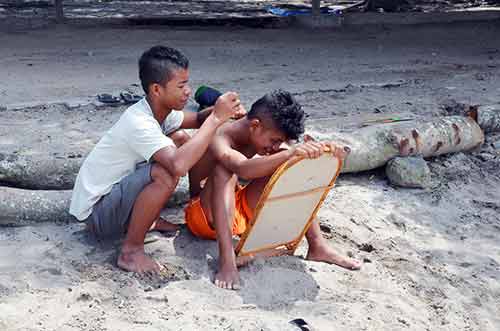 beach barber-AsiaPhotoStock