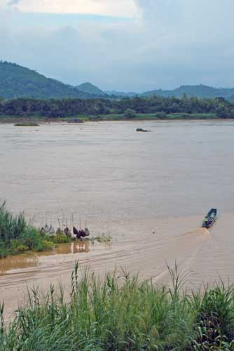 boat and traps mekong-AsiaPhotoStock