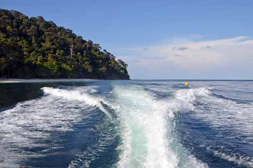 boat and wake-AsiaPhotoStock