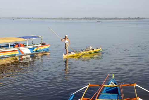 boatman with pole-AsiaPhotoStock