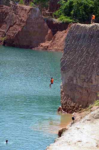 canyon jump-AsiaPhotoStock