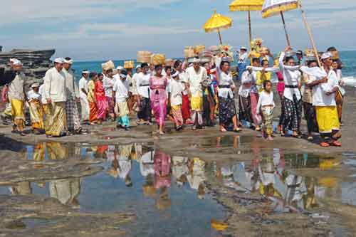 ceremonies tanah lot-AsiaPhotoStock