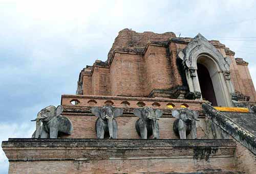 chedi luang-AsiaPhotoStock