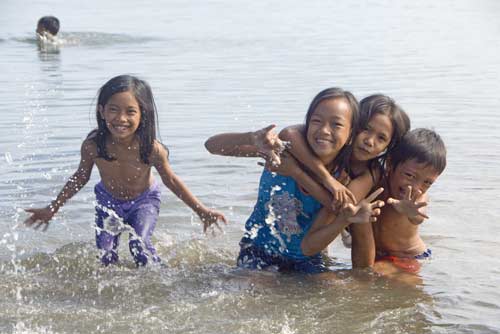 children splashing-AsiaPhotoStock