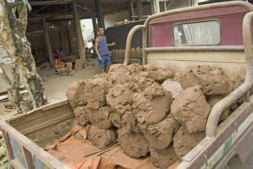 clay delivery-AsiaPhotoStock