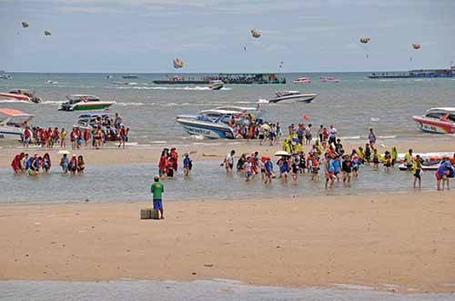 coming ashore-AsiaPhotoStock