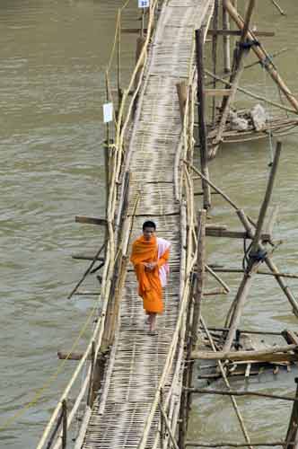 crossing-AsiaPhotoStock