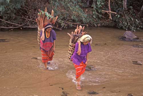 lisu crossing river-AsiaPhotoStock