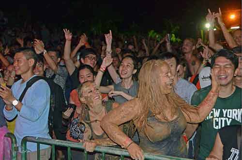 crowd fun rwmf-AsiaPhotoStock