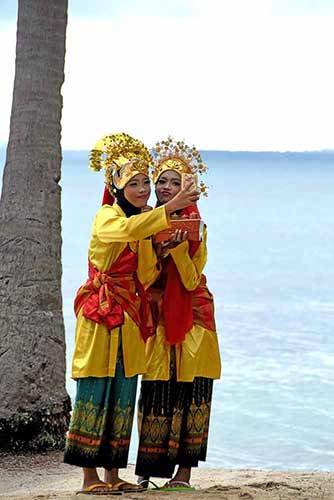 dancers selfie-AsiaPhotoStock