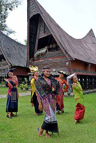 dancers balige-AsiaPhotoStock