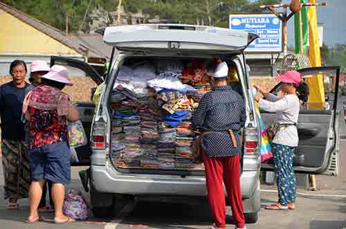 distribution of souvenirs-AsiaPhotoStock