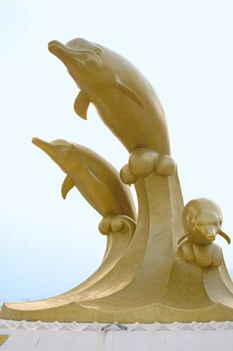 dolphin statue-AsiaPhotoStock