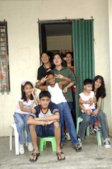 filipino family-AsiaPhotoStock