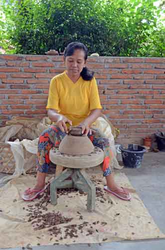 finishing pottery-AsiaPhotoStock