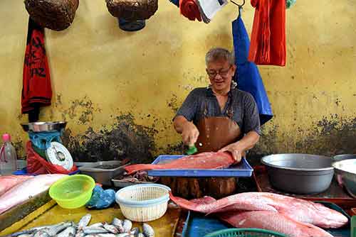 fish monger-AsiaPhotoStock