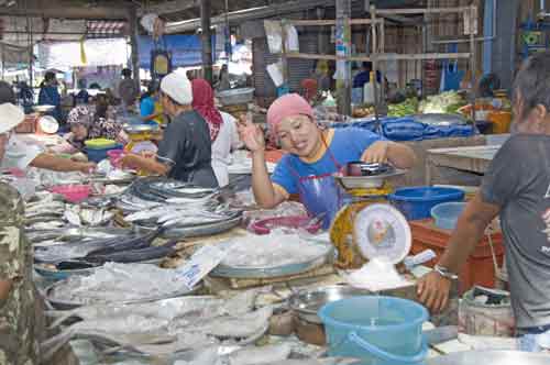 fish stall mae nam-AsiaPhotoStock