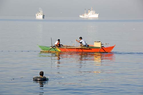 fishing in manila bay-AsiaPhotoStock