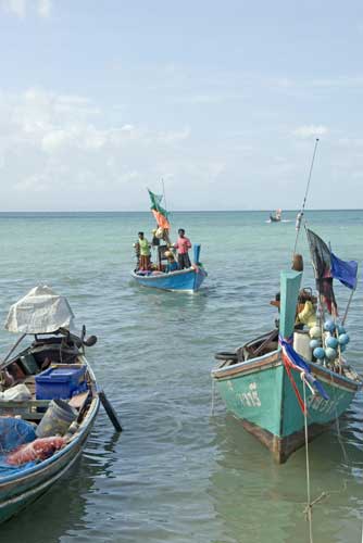 fish boat returns-AsiaPhotoStock