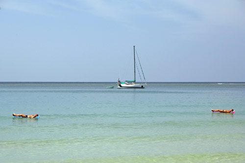 floating by yacht-AsiaPhotoStock