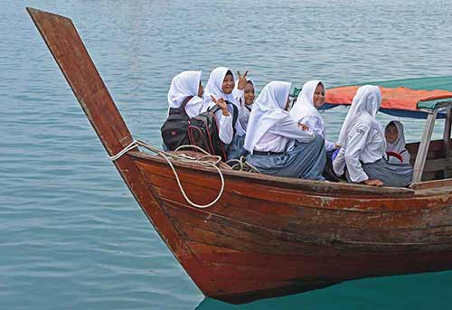 girls boat-AsiaPhotoStock