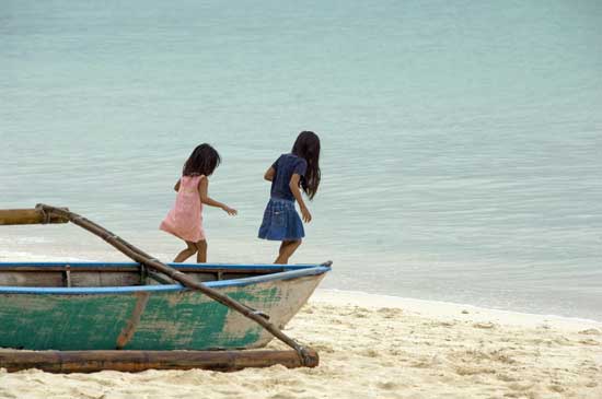 girls on a boat-AsiaPhotoStock