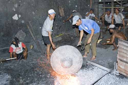 gong firing-AsiaPhotoStock