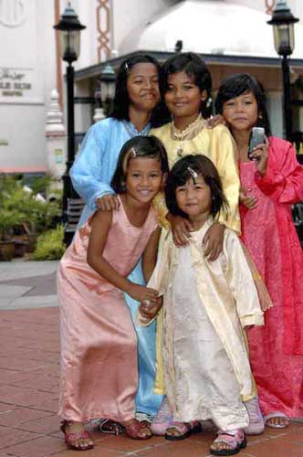 girls in malay dresses-AsiaPhotoStock