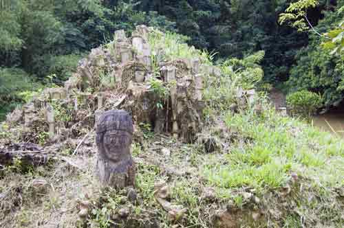 head stone-AsiaPhotoStock