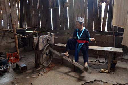 hmong spinning loom-AsiaPhotoStock