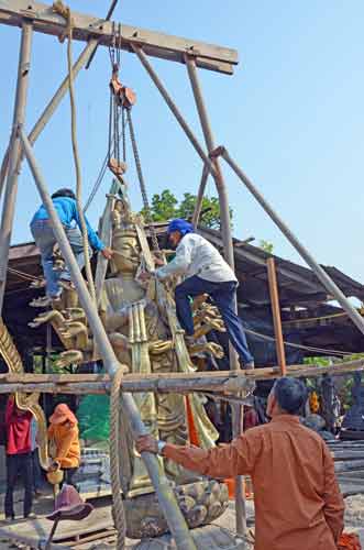 hoisting buddha statue-AsiaPhotoStock