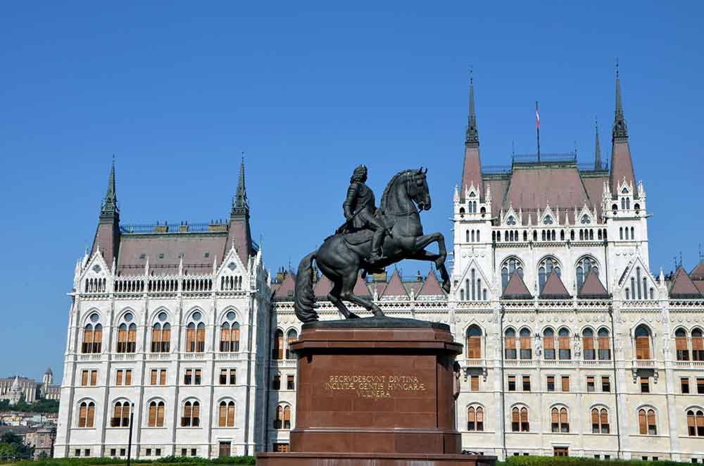 horse at parliament-AsiaPhotoStock