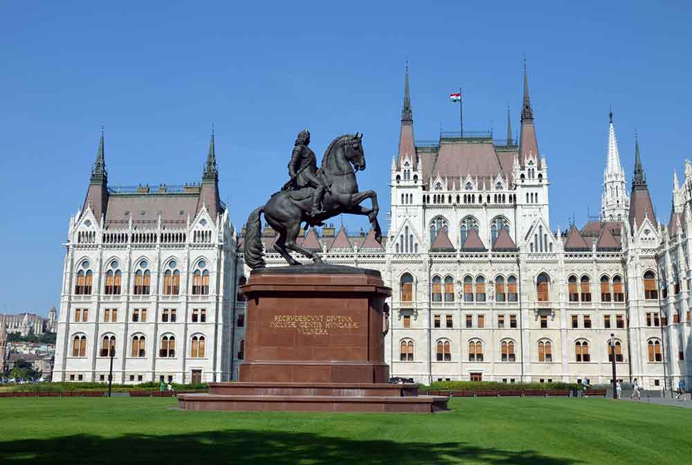 horse parliament-AsiaPhotoStock