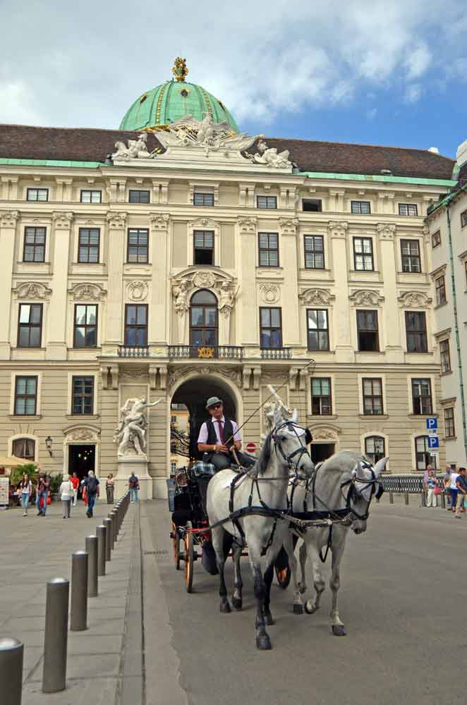 horse carriage-AsiaPhotoStock