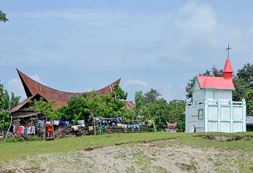 house and grave-AsiaPhotoStock