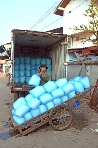 ice cube delivery-AsiaPhotoStock