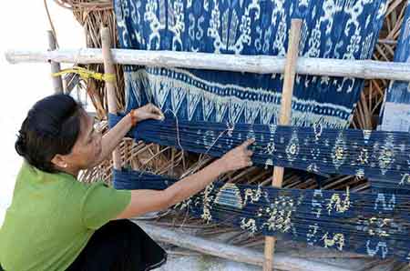 ikat making praiyawang-AsiaPhotoStock