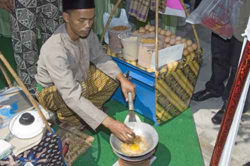 kerak telor cooking-AsiaPhotoStock