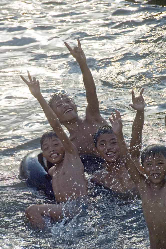 kids splashing manila-AsiaPhotoStock