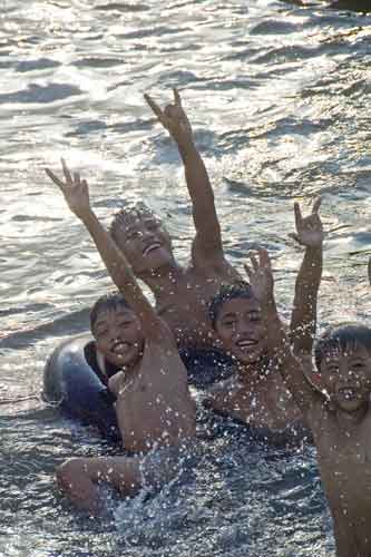 kids splashing manila-AsiaPhotoStock