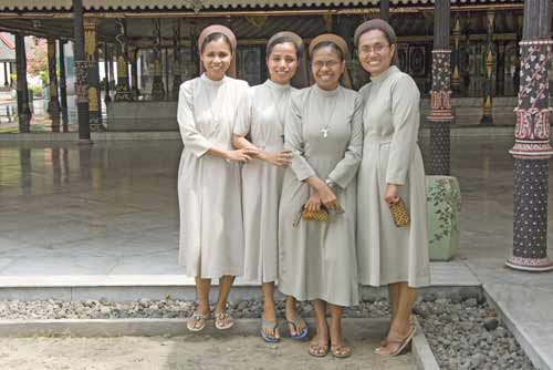kraton nuns-AsiaPhotoStock