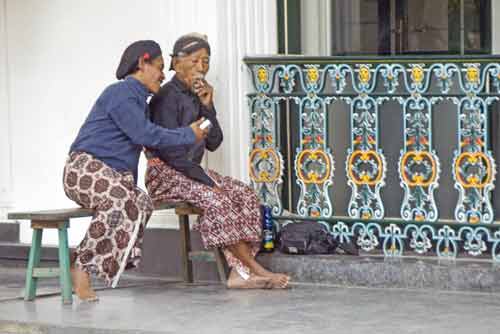 kraton workers smoke-AsiaPhotoStock